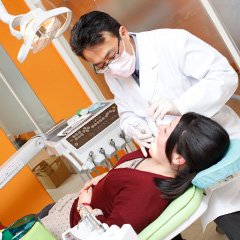 歯科医師の治療を受ける女性